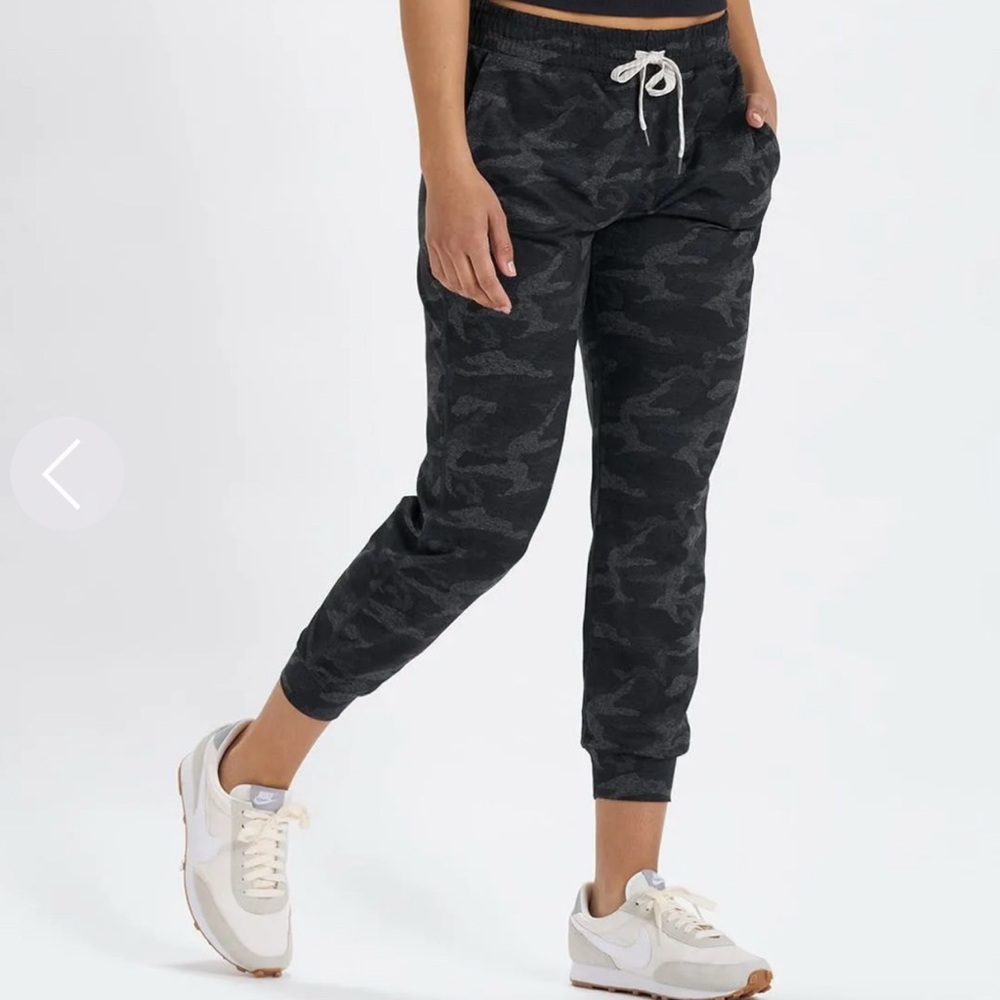 Vuori Performance Jogger *NWT XS/Black Camo